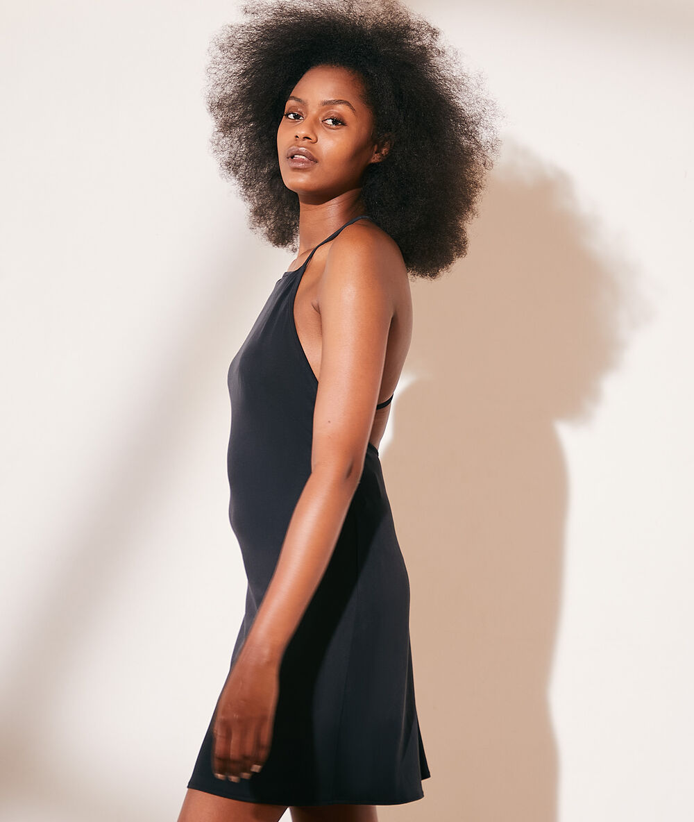 Robe courte dos nu noir.