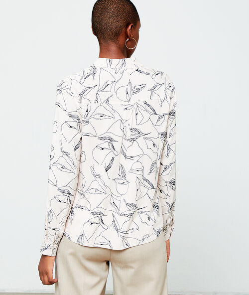 Shirt in floral print beige.