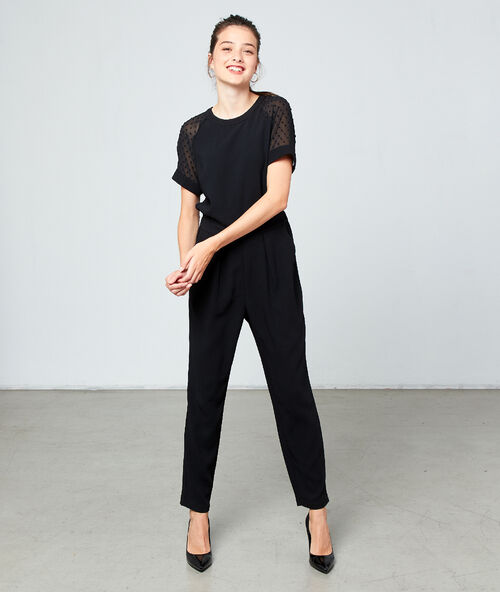 Combinaison manches en plumetis noir.