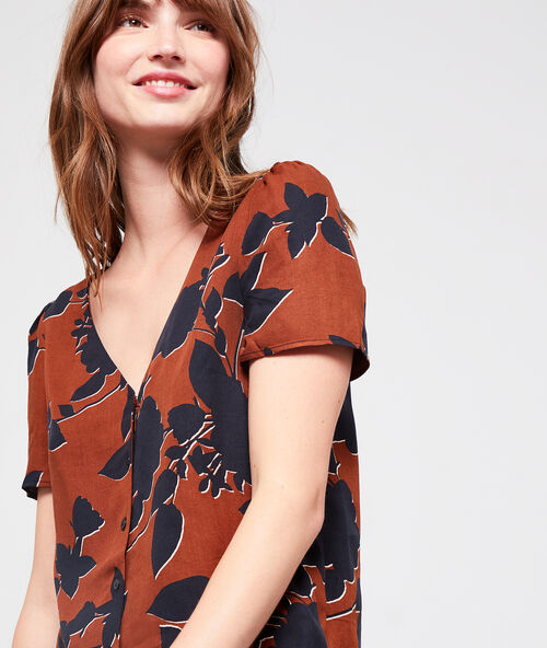 Blouse in floral print brown.