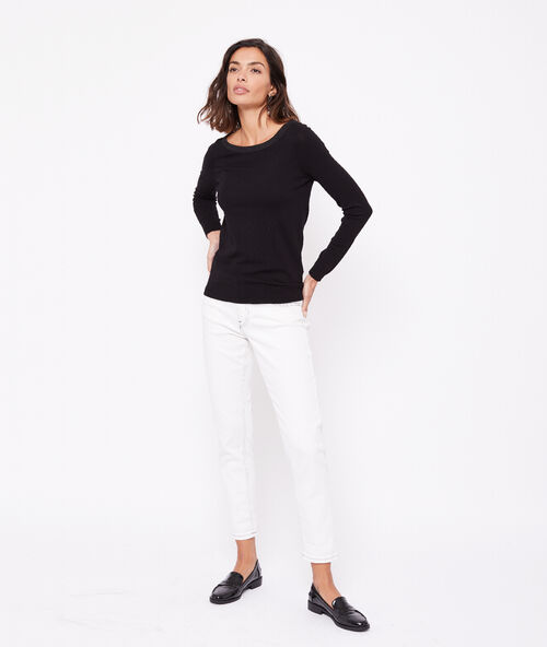 Round neck jumper black.