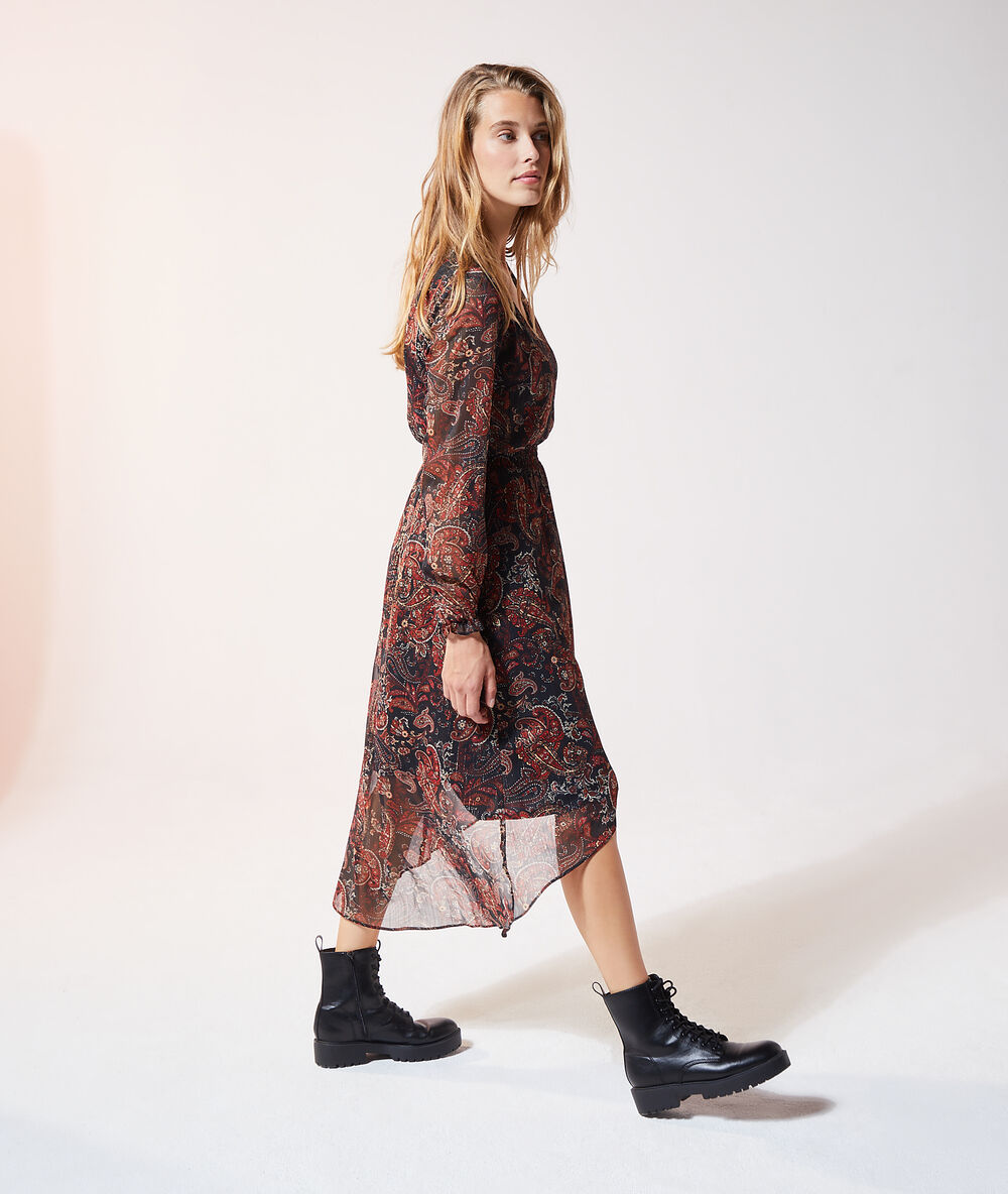 Robe longue fluide smockée imprimé fleuri noir.