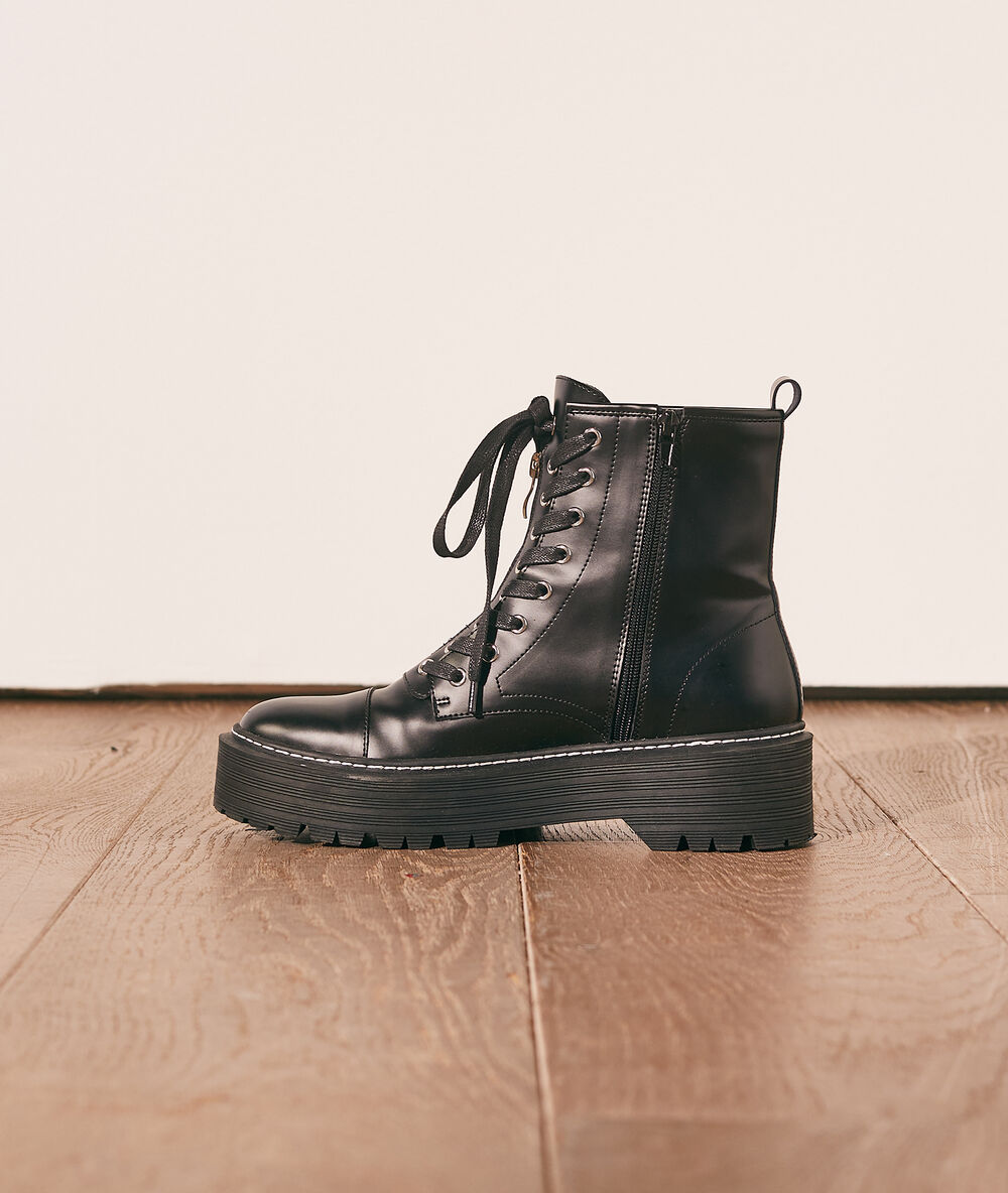 Bottines zippées à plateformes noir.