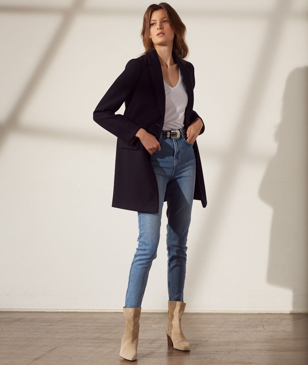 Straight-cut coat navy.