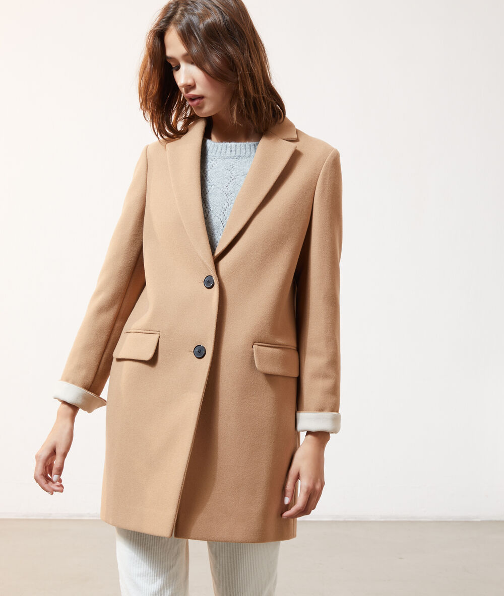 Straight-cut coat camel.
