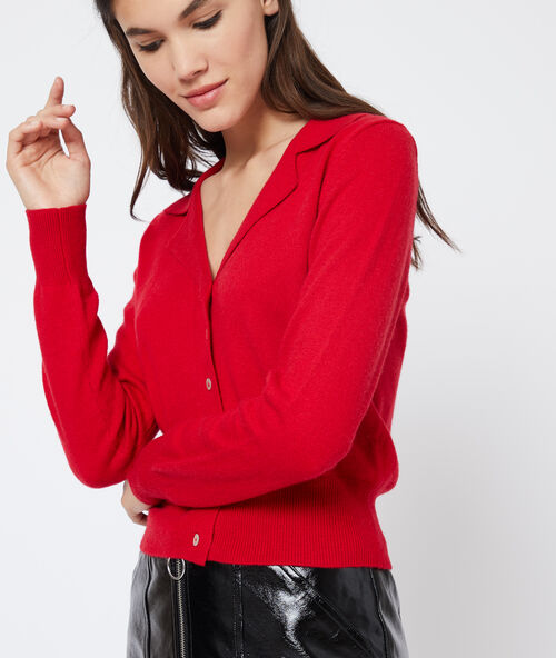 Cardigan &agrave; col chemisier carmin.