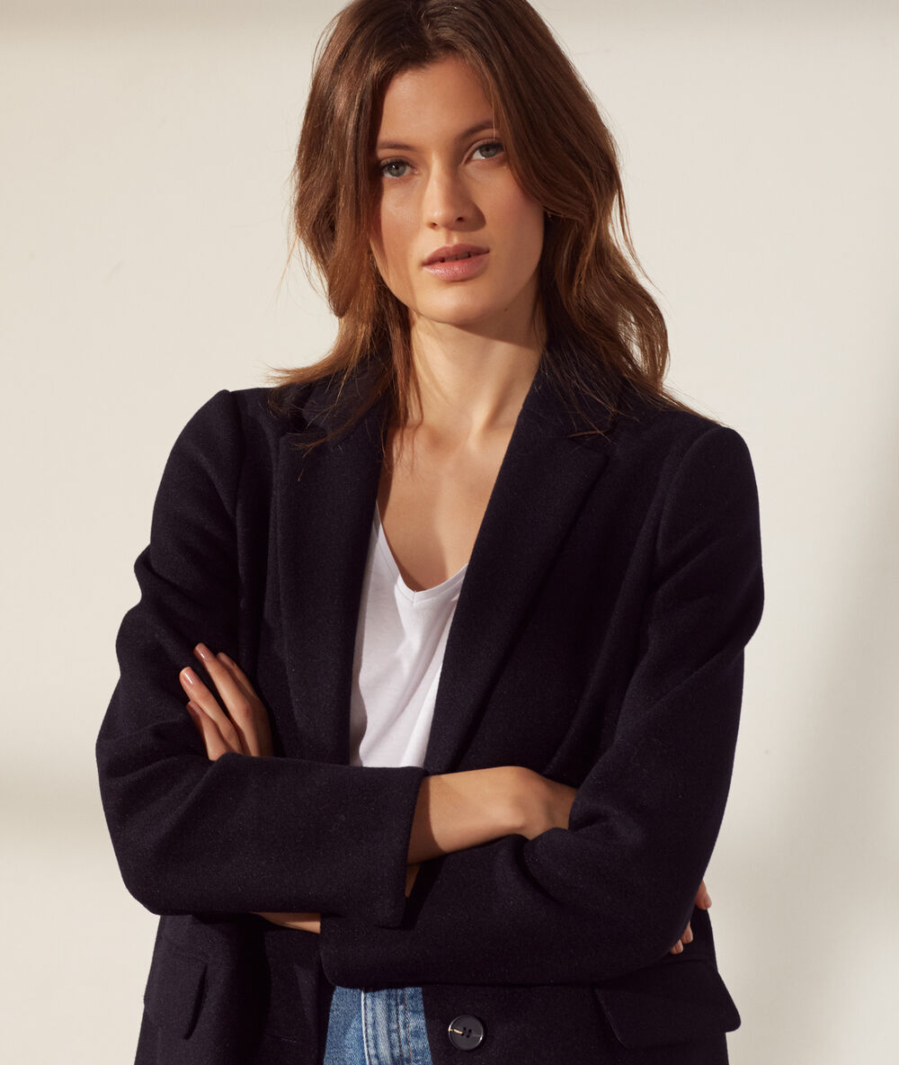 Straight-cut coat navy.