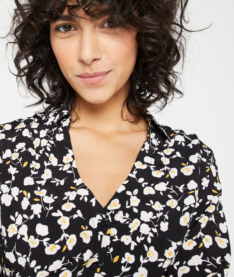 Shirt in a floral print black.