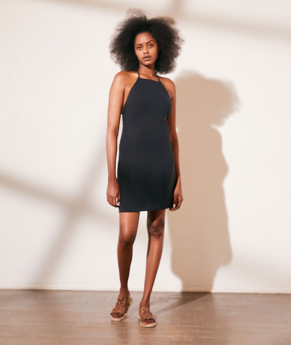 Robe courte dos nu noir.