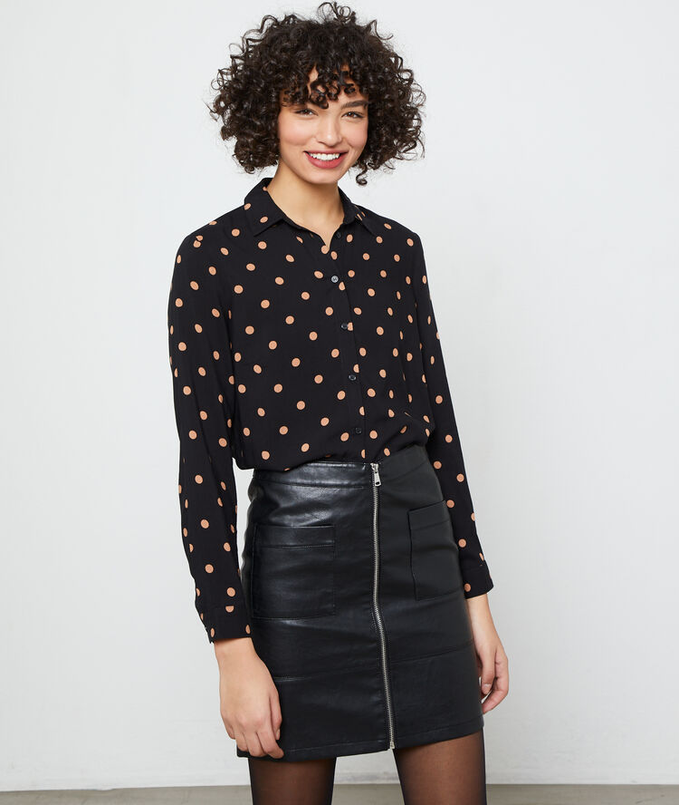 Shirt in dots black.