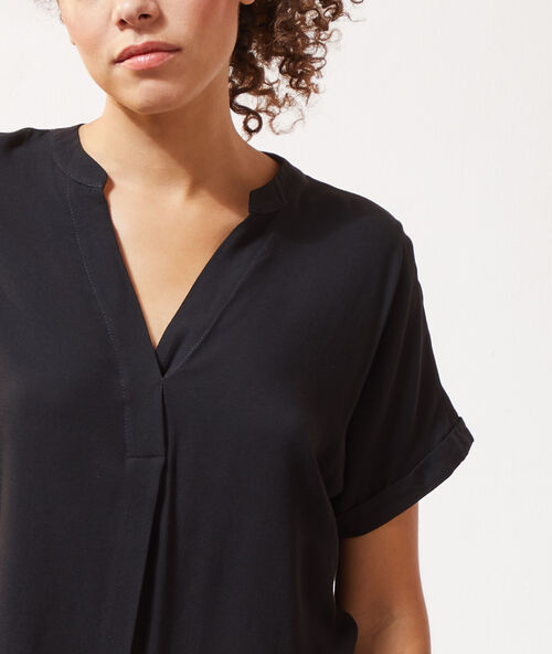 Raw notch neck blouse black.