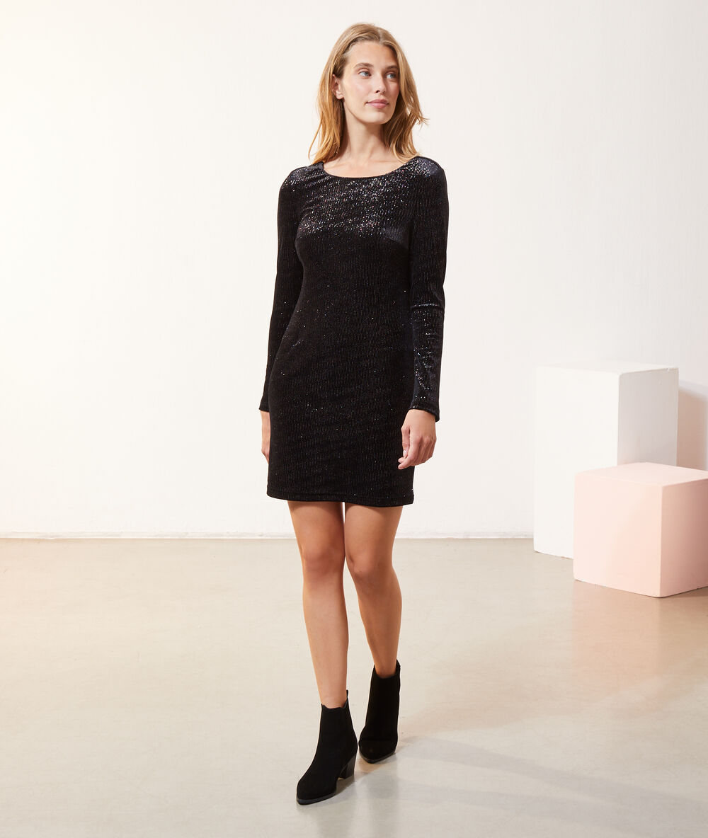 Robe scintillante, décolletée dans le dos noir.