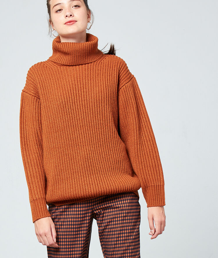 Turtleneck jumper in maxi knit savannah.