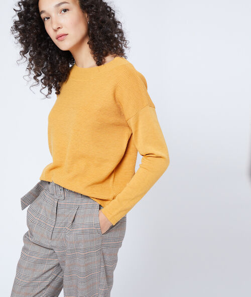 Pull c&ocirc;tel&eacute; &agrave; col bateau ocre.