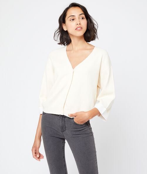 Cardigan en maille fine ecru.