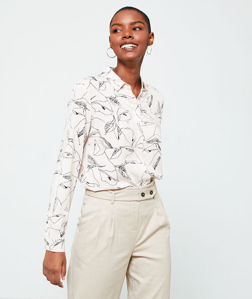 Shirt in floral print beige.