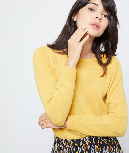Pull col bateau en cachemire ocre.