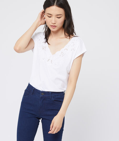 Plunge neckline t-shirt in broderie off-white.