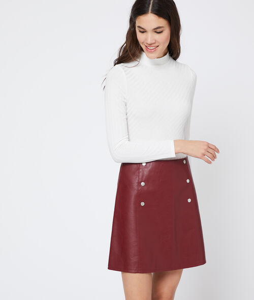 Jupe clout&eacute;e en similicuir bordeaux.