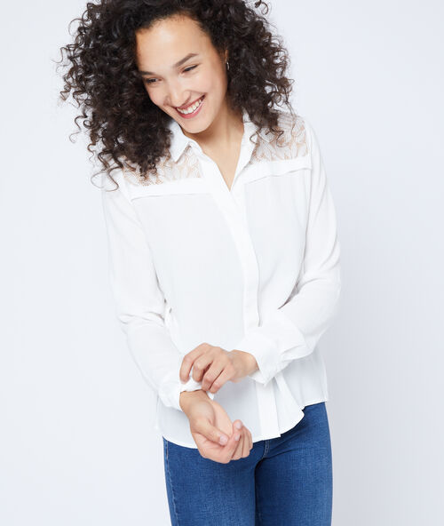 Chemisier &agrave; dentelle feuillage ecru.